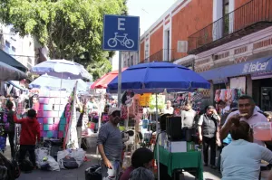 Retiran cicloestación en la 5 de mayo por invasión de ambulantes