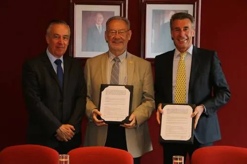 IBERO Puebla y Volkswagen Financial Services firman alianza estratégica de colaboración