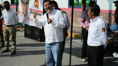 Lanzan huevos y tomates a Fernández Noroña en evento en Hidalgo