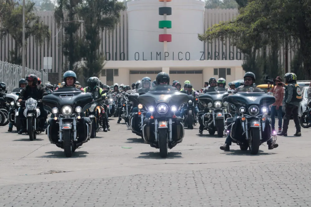 Motociclistas protestan en el Congreso de Puebla contra Ley Chaleco
