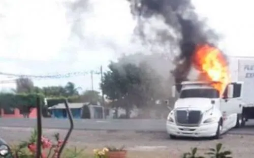 Bloquean y queman tráileres en la carretera federal Córdoba- Veracruz