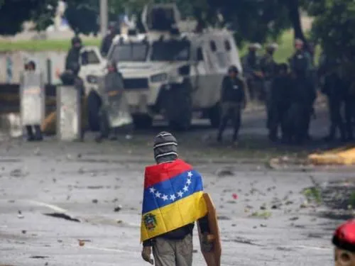 Tras 25 años, Venezuela late expectante a un golpe de Estado