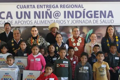 Dinorah López entrega apoyos a las familias de Zacapoaxtla