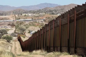 EU cuenta con muchas maneras de que México pague el muro: Stephen Miller