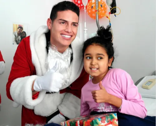 James Rodríguez, el Santa Claus de los niños en un hospital de Colombia