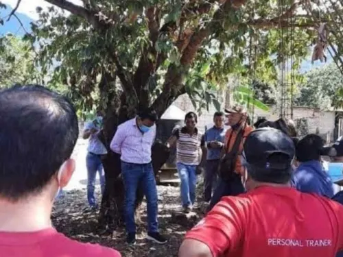 Pobladores de Chiapas amarran a alcalde a un árbol