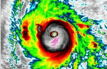 Huracán Polo vuelve a categoría 5 y genera lluvias intensas en México