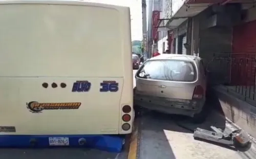 Choque entre transporte público y camioneta deja una persona herida en la 31 Oriente