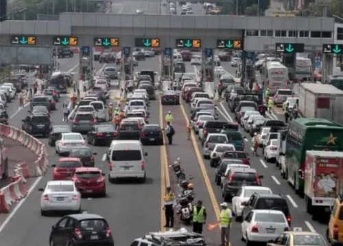 Reportan caos vial en la autopista México-Querétaro por manifestantes