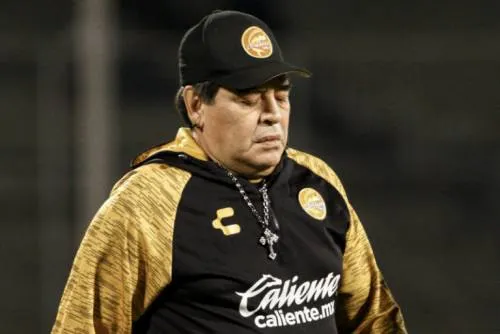 Federación multa a Maradona por dedicar triunfo a Maduro