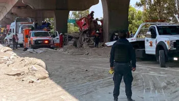 Loca carrera termina con la vida de un trailero bajo el segundo piso de la México-Puebla
