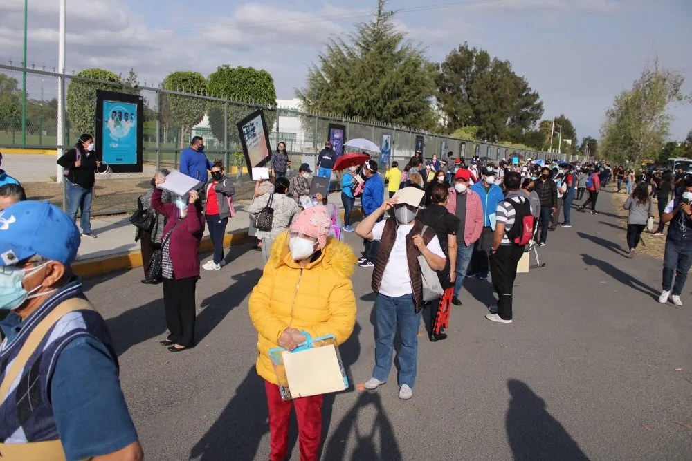 Emoción, fallas de registro y horas de espera: así va la vacunación en Puebla capital