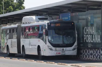 Mujer sufre amputación de un dedo tras quedar atorada en una puerta del RUTA