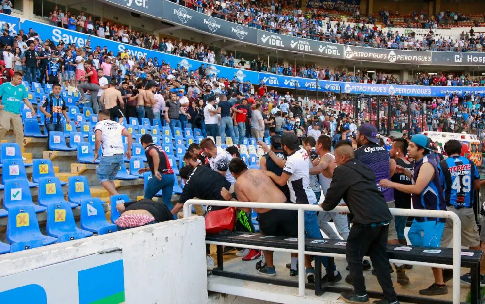 Suspenden al estadio Corregidora y van tras barras por violencia