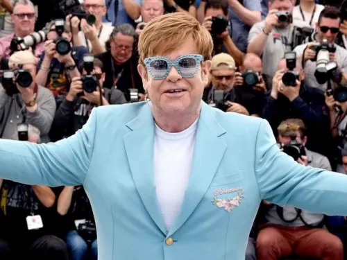 Triunfal llegada de Elton John a Cannes junto a su esposo