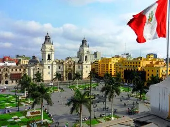 Peruanos siguen usando cubrebocas a pesar de ya no ser obligatorio
