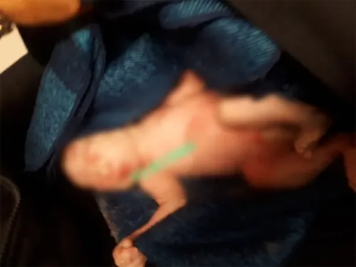 Abandonan a bebita prematura en la calle y sin ropa