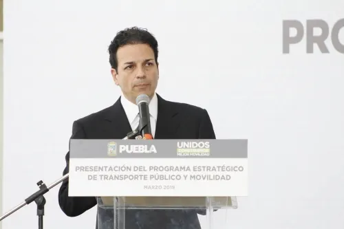 Desplazan maquinaria pesada para atender desgajamientos y derrumbes ocasionados por lluvias