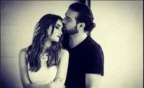Dulce María se destapa en Instagram y confirma romance con cineasta