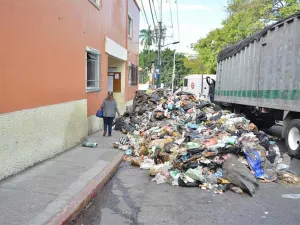 Bloquean calles de Cuernavaca… ¡con basura y camiones!