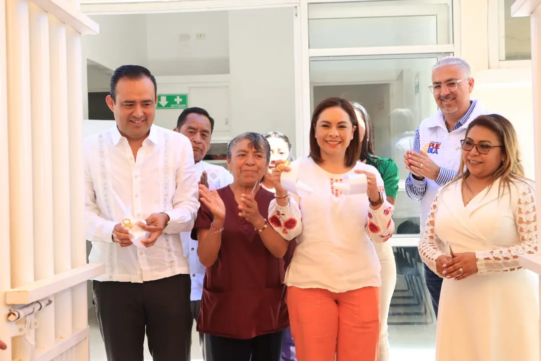 Eduardo Castillo, acompaña a la Presidenta del DIF, Gaby Bonilla, en la inauguración de la UBR de Ahuatempan