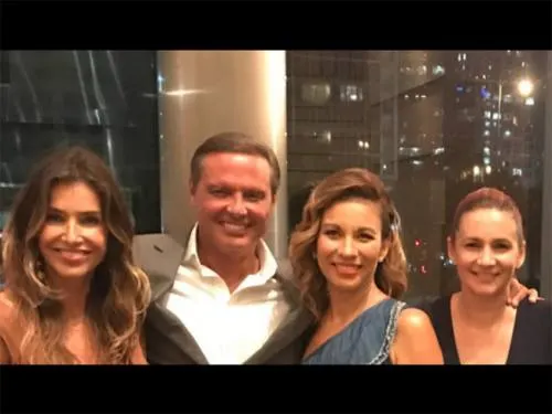 Luis Miguel se toma foto con conductoras de TV Azteca