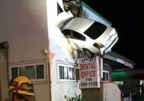 Ver para creer: Auto termina incrustado en segundo piso de oficina