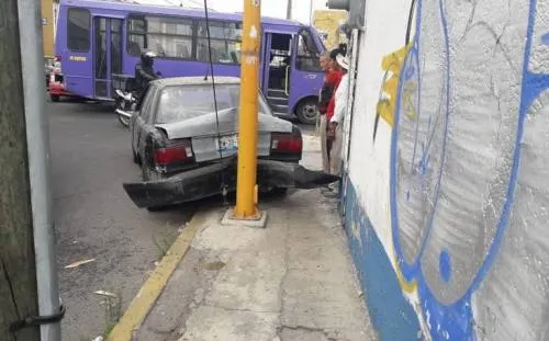 Vendedor de tamales resulta herido tras choque de transporte público y auto particular