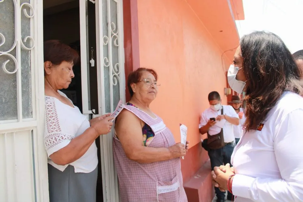 Ariadna Ayala recibe peticiones de la ciudadanía en sus recorridos por las colonias