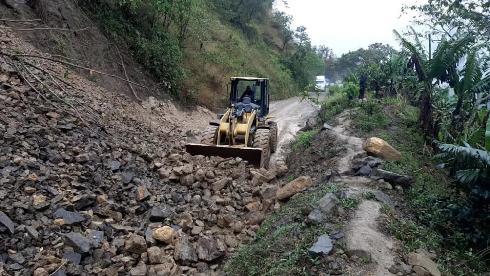 Derrumbes por lluvias bloquean la Carretera Interserrana