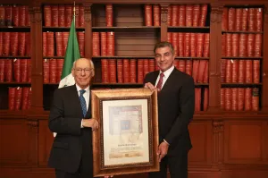 Ayuntamiento entrega Cédula Real a Rodolfo Stavenhagen
