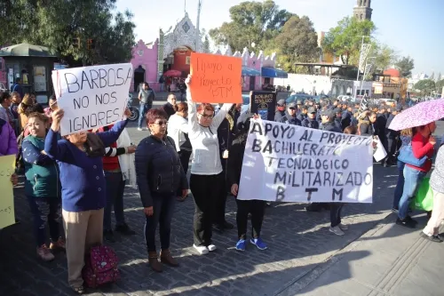 Padres de familia del bachiller Cadete Vicente Suárez exigen a SEP otorgue clave como Militarizado