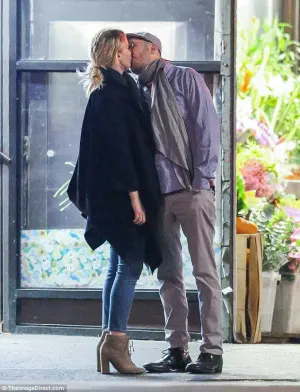 Captan a Jennifer Lawrence en pleno beso con Aronofsky
