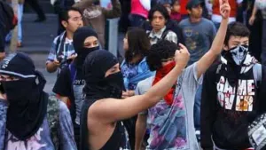 Encapuchados encaran a seguidores de AMLO durante mitin