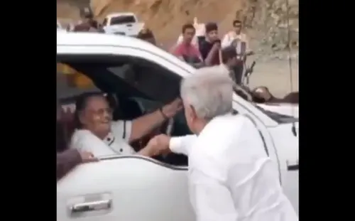 AMLO saluda de mano a la madre de El Chapo Guzmán