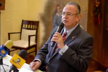 Ceballos declina a favor de Enrique Agüera; pide voten por él