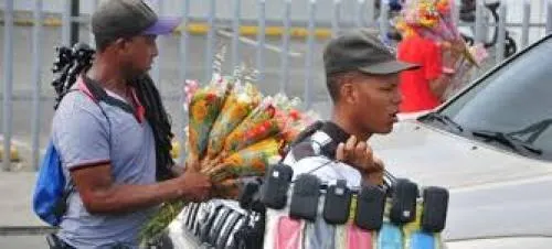 Vendedores ambulantes despojan a conductor de trecientos pesos en la colonia Lomas 5 de Mayo