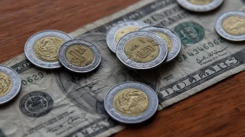 Dólar cierra en 23.14 pesos; BMV cae por segundo día consecutivo