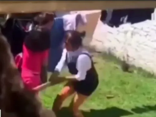 Golpea con un bat a sus hijas; el DIF ya se las quitó