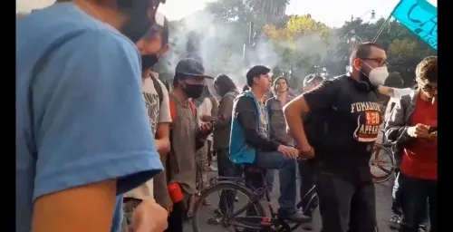 Fumando marihuana, jóvenes piden regular el auto cultivo