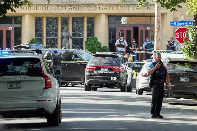 Tiroteo en escuela católica de Minneapolis deja 2 niños muertos y 17 personas heridas