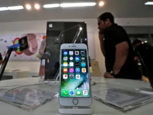 Apple regresa al éxito; tiene récord en venta de iPhone
