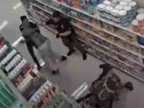 No querían usar cubrebocas en supermercado; así los sacaron