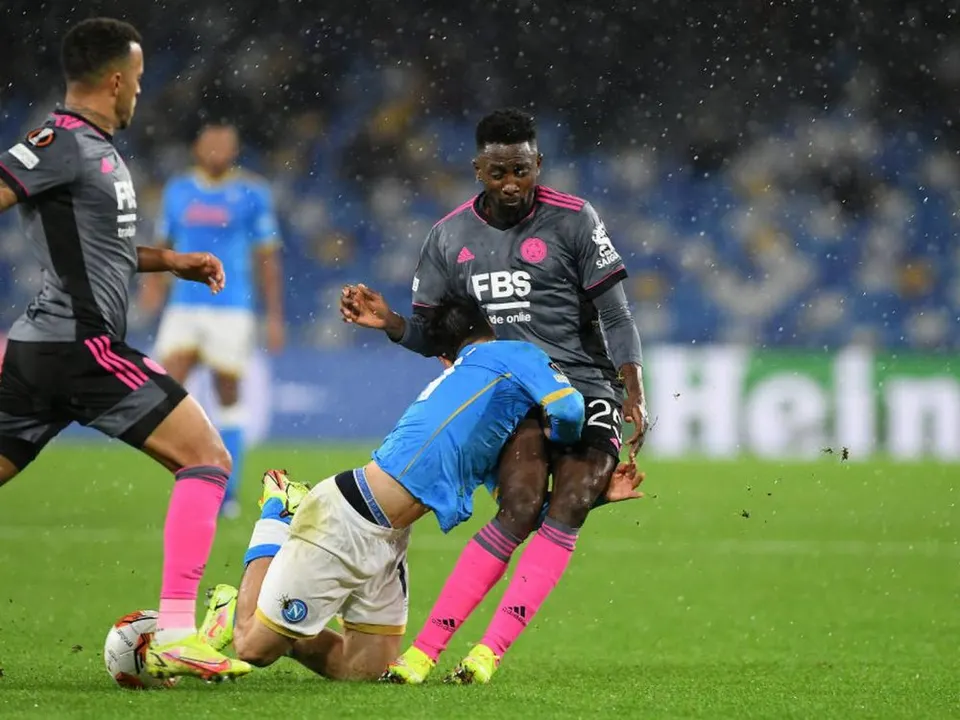 ‘Chucky’ Lozano sale con collarín tras choque accidental