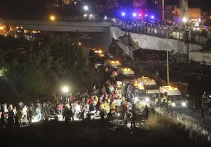 Tren descarrilado en España provoca al menos 35 muertos