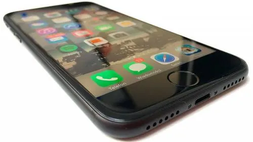 Perfora su iPhone 7 para conectar los auriculares (Video)