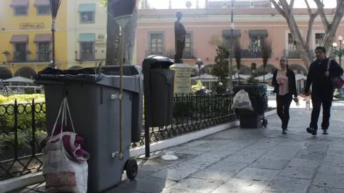 Ayuntamiento de Puebla pretende remplazar botes papeleros pero desconoce la inversión