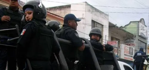 Se enfrentan policías municipales de Coltzingo con chupaductos, hay 6 heridos