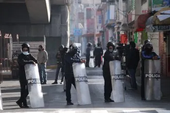 Operativo en el Mercado Amalucan; instalan carpas que serán utilizadas por locatarios