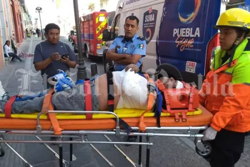 Cae desde tres metros durante demolición en el centro de Puebla